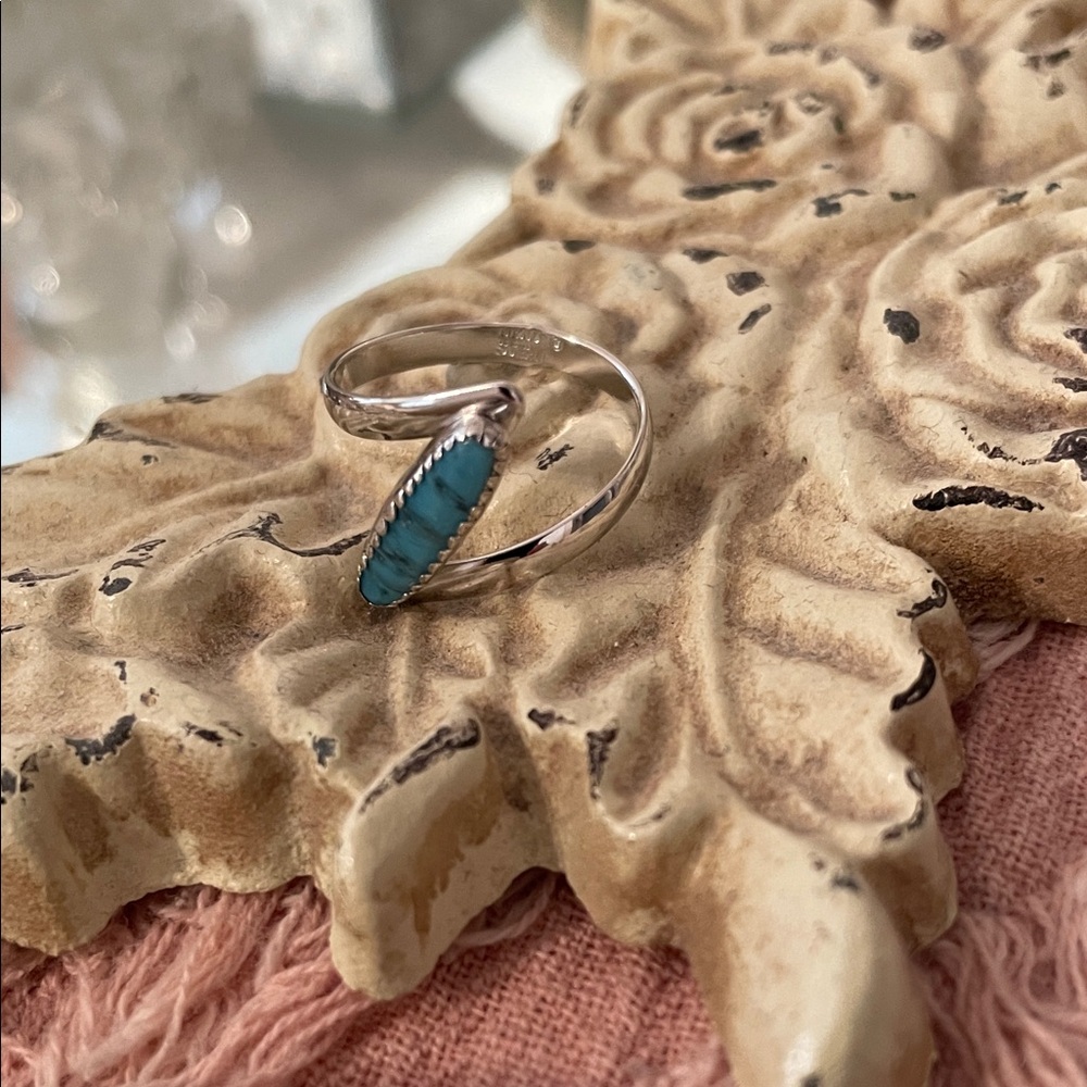 Beautiful Veined Turquoise and Sterling Silver Ring in a Z design size 6 1/2